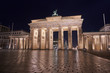 Berlin, Deutschland: Das Wahrzeichen Brandenburger Tor zu Weihnachten im December bei Nacht