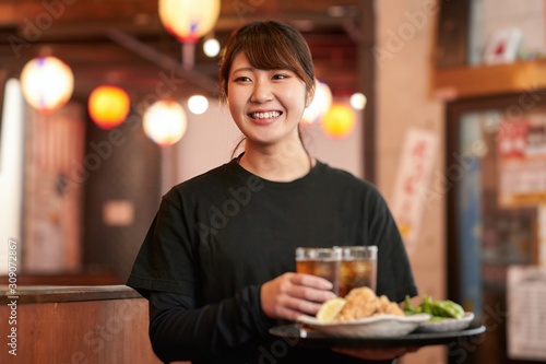 居酒屋で働く女性の求人イメージ Stock Photo Adobe Stock