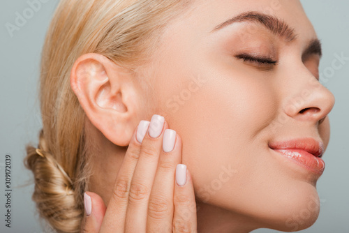 Fotografía attractive woman with blush on cheek isolated on grey