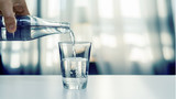 Fototapeta Łazienka - Nalewanie oczyszczonej świeżej wody do picia z butelki na stole w salonie