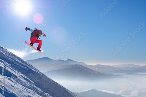 Plakaty Snowboard  snowboardzista-w-gorach-w-sloneczny-dzien