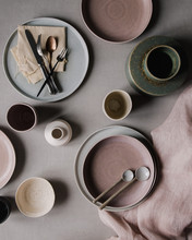 Flatlay Von Keramiktellern Und Tassen Und Vasen Und Löffeln, Der Tisch Wird Gedeckt
