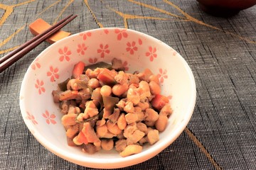 五目豆煮、大豆とこんにゃくとにんじんと昆布と鶏肉の煮物。