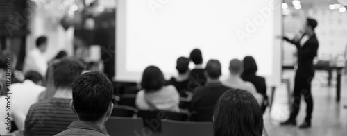 Fotografía Speech given by professional speaker on stage at corporate conference
