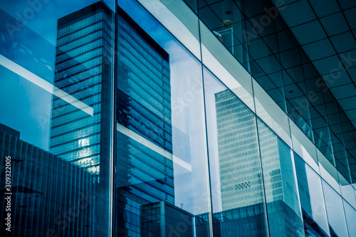 Cuadros en Lienzo Reflection of architecture on modern office building