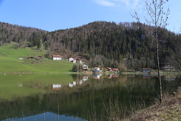 Ein kleiner See in den Bergen