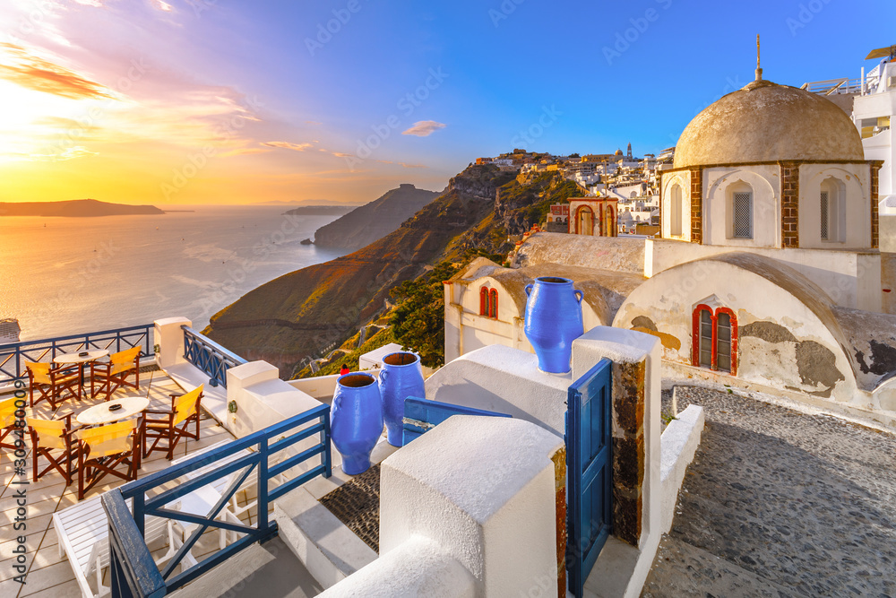 Amazing evening view of Fira, caldera, volcano of Santorini, Greece with cruise ships at sunset. Cloudy dramatic sky. - obrazy, fototapety, plakaty 