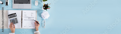 Fotomural Businesswoman Calculating Invoices