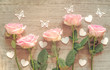 Rosen in pink mit Herzen und Schmetterlingen