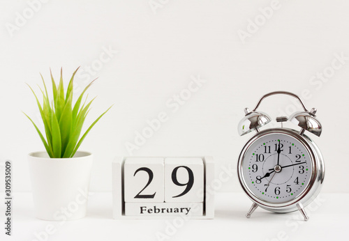 Fotografía February 29 on a wooden calendar next to the alarm clock