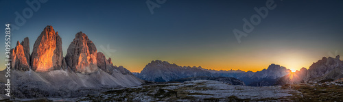 Fototapeta na szkło Panorama Tre Cime osiąga szczyt w dolomitach przy zmierzchem, Włochy