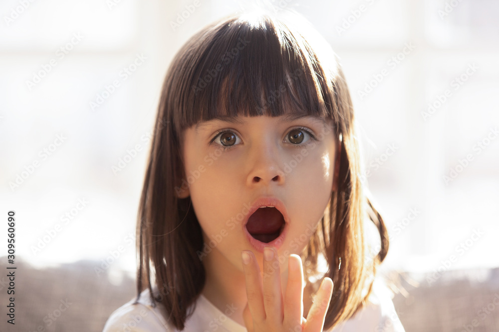 Head shot portrait of shocked little girl with open mouth - obrazy, fototapety, plakaty 