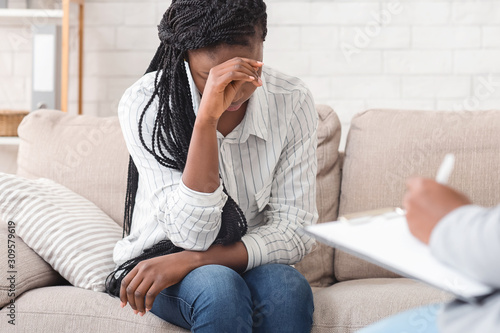 Cuadros en Lienzo Desperate black woman sitting on personal consultation at psychologist's office