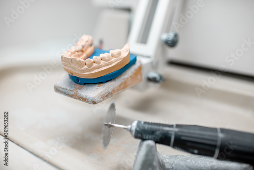 Fotografía Artificial jaw for implants modeling with set of dental burs at the working plac