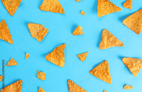 Fotografía pattern mexican nachos chips on blue background