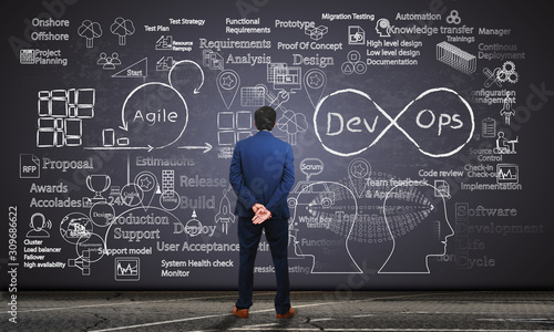 Fotografía Software engineer observing software development processes on a blackboard