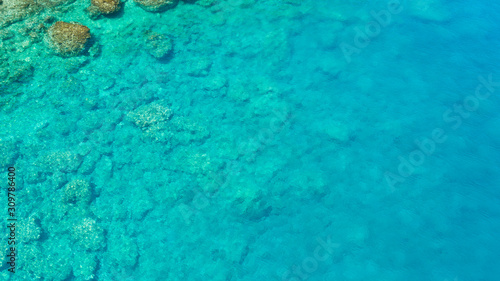Dekoracja na wymiar  powierzchnia-morza-z-malymi-falami-widok-z-lotu-ptaka-w-odcieniach-koloru-niebieskiego-i-turkusowego-pejzaz-morski-z-koralowca
