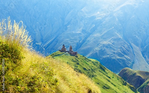 Fotografía Gergeti Trinity Church near villages Gergeti and Kazbegi in Georgia, Caucasus