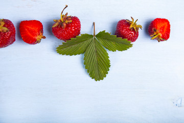 Wall Mural - Ripe strawberries and leaves