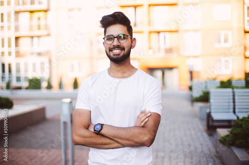 Fotomural Young man indian smiling and looking at camera