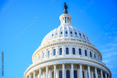 Fotomural East side of the US Capital dome with blue sky background