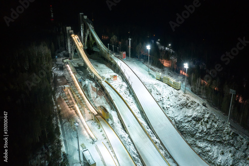 Obrazy Skoki narciarskie  nocny-widok-z-gory-na-kompleks-skoczni-narciarskich