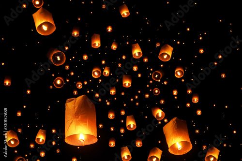 Cuadros en Lienzo swarms of sky floating lanterns are launched into the air during New year's eve and Yee Peng lantern festival traditional at Chiang Mai , Thailand