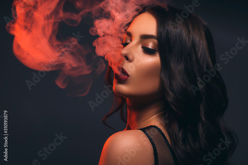 Cuadros en Lienzo Glamour caucasian brunette woman in evening black dress on a neutral background