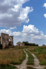 antico casolare abbandonato in campagna della Basilicata Italia con sentiero