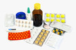 Leczenie grypy i przeziębienia - lekarstwa w postaci tabletek, maści, areozolu i syropu, obok lekarstw termometr
