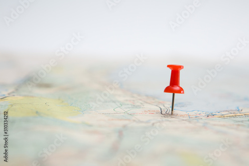 Fotomural Selective focus of Red pin on map background