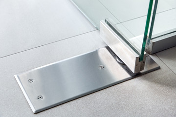 Glass door fittings, swivel mechanism holding the door and allowing the door to turn close up.