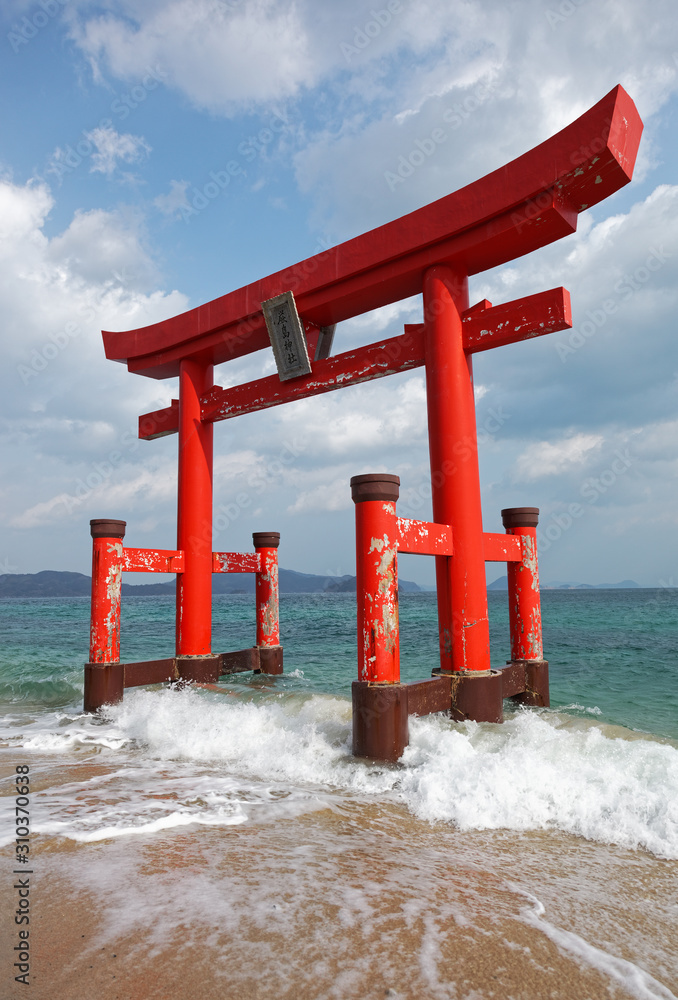 海に建つ鳥居 / 山口県大島郡周防大島町厳島神社 Stock Photo | Adobe
