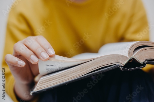 Cuadros en Lienzo Woman are reading and thanks to the Lord.