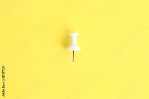 Cuadros en Lienzo plastic thumbtacks in colorful background