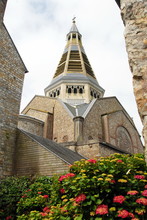 Ville De Domfront-en-Poiraie, Clocher De L'église Saint-Julien, Fleurs En Premier Plan, Département De L'orne, France