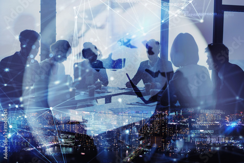 Fotomural Network background concept with business people silhouette and city skyline at night