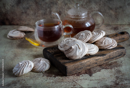 Fotomural Chocolate dessert: meringues with chocolate on a wooden Board and a Cup of teaCh