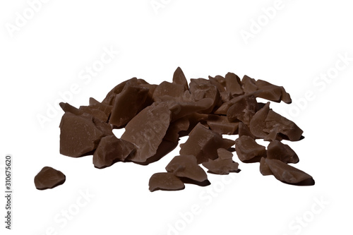 Fotografía Broken chocolate pieces ingredients for making chocolate.
