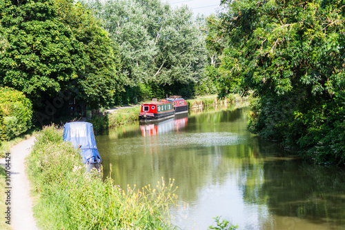Fotomural Bradford on Avon UK 13th July 2019 A view of the Kennet and Avon canal from a ra