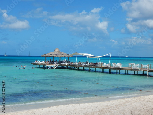Cuadros en Lienzo Playa con un hermoso muelle que tiene spa y área de recreación para toda la fami
