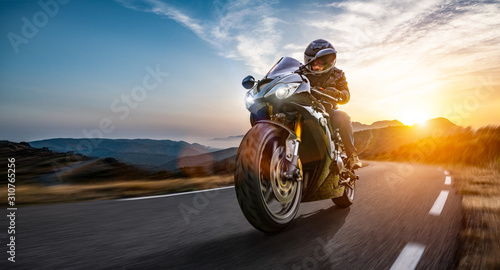 Dekoracja na wymiar  motocykl-na-nadmorskiej-drodze-zabawa-na-motocyklu-po-pustej-autostradzie