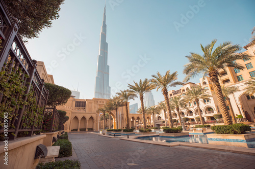 Obraz Dibond DUBAJ - 14 kwietnia: Downtown Dubai z Burj Khalifa w tle, najwyższy budynek na świecie, 829,8 m wysokości. Zdjęcie zrobione 14 kwietnia 2017 r.