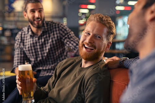 Fotomural Friends enjoying draft beer at pub