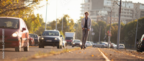 Fotografía Businessman driving electric scooter in the city