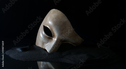 Fotografía White opera mask on the sand