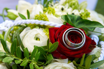 Wall Mural - wedding bouquet with roses and rings