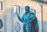 Fototapeta Paryż - statue of man in front of wall