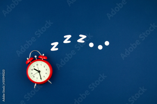 Fotografía Snoring classic alarm clock on blue pastel trendy background
