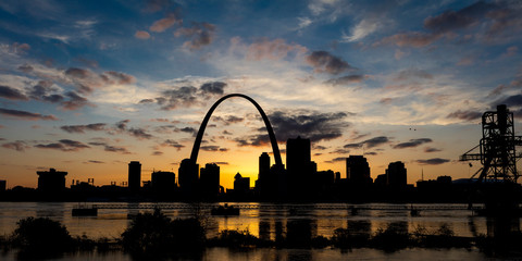 Wall Mural - MAY 13 2019, ST LOUIS, MO., USA - St. Louis, Missouri skyline on Mississippi River - shot from East St. Louis, Illinois